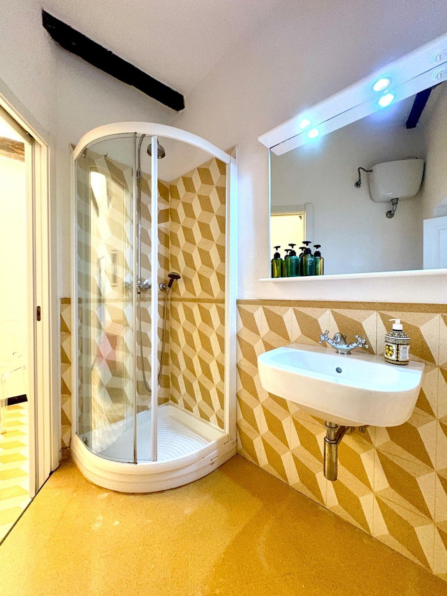 Marina Apartment, Unique, Authentic, Beachfront, 2 Aircondo Bdr , 2Bht, Easy To Train Or From Private Parking Vernazza Bagian luar foto